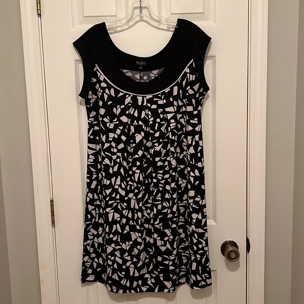 Soho Apparel Sleeveless Shift Dress, size 10. Geometric black and white print.